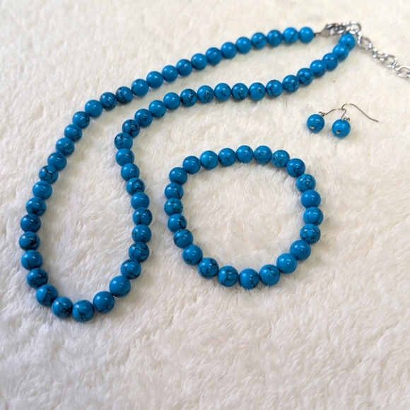 Vintage Blue Howelite Beaded Jewelry Set, Necklace, Bracelet, & Earrings - Picture 8 of 10